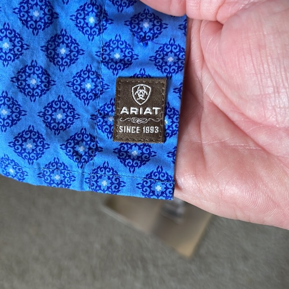 LIKE NEW ARIAT LONG SLEEVE SHIRT. Size L. Blue. EXCELLENT CONDITION. - Picture 5 of 12